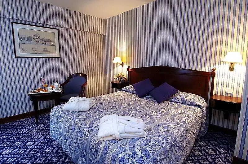 Hotel Hôtel Le Pierre Paris